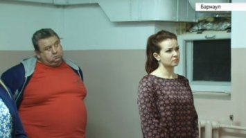 Симпатичная в принципе женщина. И этот... Дважды судимый, атлетично сложенный красавец-мужчина, с глубокой печатью интеллекта на лице... Тут даже любимая поговорка баб - "зато он человек хороший", явно не канает... Видать любовь неземная...