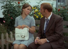 а за 15 минут до этой интимной сцены - спокойно общались: