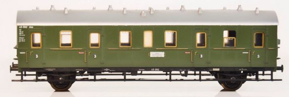 Хе-хе, железная дорога... Она определяющим в выборе профессии не стала как тут некоторые говорят, зато осталась как хобби. 

Вот буквально на днях приехали вагончики в коллекцию. Это достаточно старые экземпляры. Скорее всего ровесники того набора что в топике. Только сделаны по другую сторону границы, в ФРГ :)

PS: А вообще жд модели как хобби сейчас гораздо интереснее чем тогда было. Выбор больше, информации больше. Даже вон русскоязычные ресурсы есть для любителей,  и