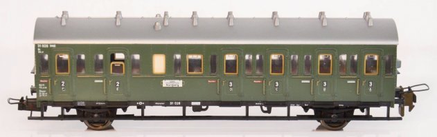 Хе-хе, железная дорога... Она определяющим в выборе профессии не стала как тут некоторые говорят, зато осталась как хобби. 

Вот буквально на днях приехали вагончики в коллекцию. Это достаточно старые экземпляры. Скорее всего ровесники того набора что в топике. Только сделаны по другую сторону границы, в ФРГ :)

PS: А вообще жд модели как хобби сейчас гораздо интереснее чем тогда было. Выбор больше, информации больше. Даже вон русскоязычные ресурсы есть для любителей,  и