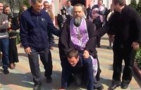 Ты ещё лобзание "святого кресла" не видел или катания верхом на прихожанах...