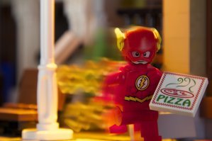 Антилопа-самоубийца решила пробежать через строй идущих по своим делам львов 