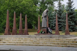 Пару раз был в Задонске проездом, этот памятник очень запомнился. Когда въезжаете в город из Москвы по старой М4, найти его очень просто - с левой руки гостиница Задонск, с правой монастырская стена. Вот сразу за гостиницей Задонск в скверике эта композиция и установлена, мимо не пройдёте.
Мальчику Коле показать бы его, чтобы знал кого жалеть.