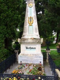 В Вене очень красивое Центральное кладбище - кладбище композиторов