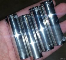 одно из мнений...
Великолепный. Бесподобный. Футуристический. Самый лучший ...ОДНАКО -все патенты на эти автомобили из области ...дизайна! Там НЕТ чудо-двигателя, НЕТ чудо-компьютера и НЕТ чудо-аккумулятора. Начнем с основного, разбираем(с соблюдением техники безопасности -иначе чревато взрывом) АККУМУЛЯТОРНЫЙ блок Tesla Model S и видииим!? Что мы там видим? - правильно, старые китайские литий-ионные элементы 18650!
С ресурсом от 500 до 1000 циклов ЗАРЯДКИ т.е. проехав 350 километров надо Теслу заряжать, после 300-700 таких зарядок емкость батареи падает обычно в ДВА раза, т.е. через год, вы на ней и 180 километров проехать не сможете, ее надо заряжать все чаще -ресурс все меньше. Это конечно, если китайские "чудо-батарейки" протянут этот год.

P.S. Основной вопрос -почему лохи ведутся и покупают втридорого китайское гамно в красивой упаковке? Но это из области психологии, а я технарь -тут вам ни чем помочь не могу...