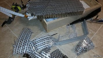 одно из мнений...
Великолепный. Бесподобный. Футуристический. Самый лучший ...ОДНАКО -все патенты на эти автомобили из области ...дизайна! Там НЕТ чудо-двигателя, НЕТ чудо-компьютера и НЕТ чудо-аккумулятора. Начнем с основного, разбираем(с соблюдением техники безопасности -иначе чревато взрывом) АККУМУЛЯТОРНЫЙ блок Tesla Model S и видииим!? Что мы там видим? - правильно, старые китайские литий-ионные элементы 18650!
С ресурсом от 500 до 1000 циклов ЗАРЯДКИ т.е. проехав 350 километров надо Теслу заряжать, после 300-700 таких зарядок емкость батареи падает обычно в ДВА раза, т.е. через год, вы на ней и 180 километров проехать не сможете, ее надо заряжать все чаще -ресурс все меньше. Это конечно, если китайские "чудо-батарейки" протянут этот год.

P.S. Основной вопрос -почему лохи ведутся и покупают втридорого китайское гамно в красивой упаковке? Но это из области психологии, а я технарь -тут вам ни чем помочь не могу...