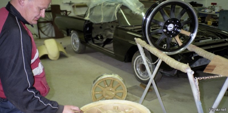 Делать надо было также, как сделали этот Форд-А, так называемый "sleeper" -- полностью переделанная машина с новыми кишками, но выглядящая как оригинальная.