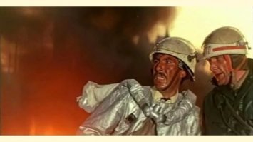 При съемках "тревожного воскресения" погибли люди. Решили с экономить на съемках и отказаться от каскадеров. 
В фильме есть кадры когда люди в спецодежде с касками (как на фото) прыгают с корабля. Люди которые прыгали небыли профессионалами трюков и не сняли лямки каски с подбородка. В итоге получили перелом шейных позвонков.