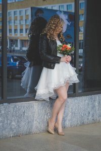 Свадьба дело каждого, мы играли свадьбу на 100 человек(это реально близкие люди, друзья с половинами, стол на 10 чел, 3 стола родственники, 1 стол коллеги, остальные друзья) окупать ничего не хотели, платили за себя сами. Платье купили мне на Али Экспрессе за 2500р и шляпку за 250р, мужу там же купили фраг, знали что рискуем но за такие деньги не очень переживалось. Меня лично давила жаба за платье в 50.000р, да даже 10,000р и то жалко. Делали праздник для себя, сняли дом отдыха на берегу озера, в башкирской деревушке, продукты покупали сами. Лимузинов не было, до ЗАГСа ехали на своей машине(Ниссан Ноут), украшала её сама, вырезала из картона большой бант, задекорировала его белой тканью и рюшами, при помощи строительного степлера, пока делали его(двоюродная сестренка помогала) пили коньяк и ржали до слез, со словами "И так сойдет", макияж делала сама(ну как макияж, ресницы сестренка нарастила, я только стрелки подрисовала и губы накрасила помадой) , прическа: старшая сестра накрутила на плойку. 
После ЗАГСа, уже я села за руль, мы заехали в ледовую арену на матч "МХЛ" и сделали символическое сбрасывание(муж хоккеист договорился), потом уехали на озеро. Фото и видео съемку не заказывали, вместо этого купили видеокамеру Sony, которой снимаем до сих пор памятные события.
Когда уже начинался банкет, два стола(20 человек друзей), всё еще не приехали. 
Когда смотрели толпой видео после свадьбы, узнали, что они остановились посреди дороги и ждали гитару(гитару биляд). Причем сами же там ржали: их диалог: Гизя зачем тебе гитара? Он: как зачем свадьба же)))(В итоге гитара не пригодилась и пол года лежала у нас дома))
Когда банкет закончился, музыка остановилась и ведущие сказали ну всё расходимся. Гости не хотели уходить, мы собрали еду и алкоголь, и пошли на стоянку машин(никому и в голову не пришло пойти на берег озера) мы всю ночь танцевали и ржали на этой стоянке.
Поспав пару часов, начался второй день, уж не буду нагружать, но мы ржали до слез, до 17:00. Переодевшись, часов в девять вечера, гости съехались к нам домой, там всё продолжилось. Кое как закончив это безудержное веселье, мы сняли дом уже в другом месте Башкирии(оз. Банное), пригласили друзей и снова сутки хохотали и веселились.
Теперь пересматриваем видео, которое снимали наши же друзья, мы хохочем как кони.
Единственно за что мы переживали, чтобы все были сыты и напоены.
Мораль: если ты делаешь свадьбу, пышную, пафосную, это ты делаешь для кого-то, если ты делаешь свадьбу для себя, то ничего не важно, главное чтобы родные и близкие смогли разделить этот праздник с вами. 
Прикладываю фоточку своего платья с Али(подошло идеально):)