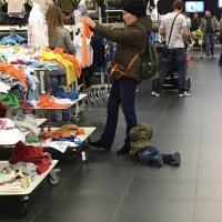 такую шнягу можно в любом шоп-центре встретить, не раз на дню.
Кто с ребенком в магаз не ходил, тот не поймет :)