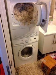 Это не стиральная машина, а сушильная.
(стиралка внизу)