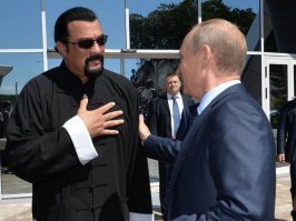 Чтобы получить гражданство РФ, иностранцу нужно знать русский язык   это одно из основных требований.
-----------------------------------
Да, да, да. Основное требование, ага.
На память сразу всплывают российские граждане говорящие по-русски.  :):):)