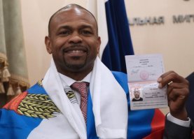 Чтобы получить гражданство РФ, иностранцу нужно знать русский язык   это одно из основных требований.
-----------------------------------
Да, да, да. Основное требование, ага.
На память сразу всплывают российские граждане говорящие по-русски.  :):):)