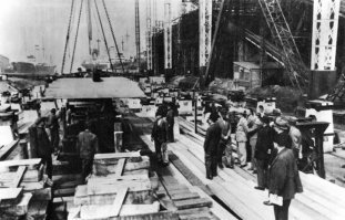 Закладка на гамбургской верфи 1 июля 1936г. (первая деталь киля). Пока еще не Бисмарк, а Schlachtschiff "F".