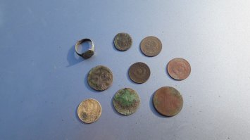 Все это найдено в сезон 2017 в полях. Икона лежала в заброшенном доме, сейчас должна быть на реставрации и после выставлена в церкви (батюшке отдал в церковь недалеко от дома). Это хобби, как рыбалка. Зимой изучаешь карты, историю родного края, где что было, почему исчезло, а потом едешь туда и что то находишь - пусть даже ржавый гвоздь.