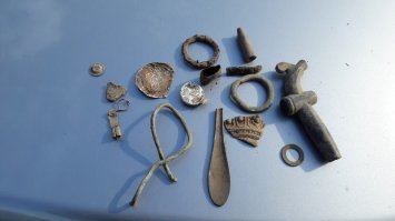 Все это найдено в сезон 2017 в полях. Икона лежала в заброшенном доме, сейчас должна быть на реставрации и после выставлена в церкви (батюшке отдал в церковь недалеко от дома). Это хобби, как рыбалка. Зимой изучаешь карты, историю родного края, где что было, почему исчезло, а потом едешь туда и что то находишь - пусть даже ржавый гвоздь.