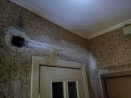 Самое эпичное что я видел за всё время ремонтов эл. проводки. Это  когда "электрик" провёл новый провод в распаячную коробку в квартире по обоям и закрепил провод к обоям алебастром!