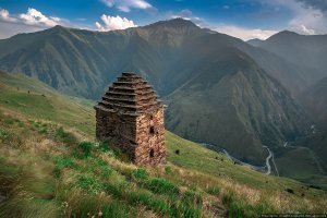 Вот солнечные могильники в Ингушетии, чем то похожи. В таких камерах трупы постепенно превращались в мумии. Во время эпидемий туда уходили умирать зараженные, чтобы не заразить других, а родственники им подавали еду и питье через окошко, пока человек не умирал, или не выздоравливал. В горах Ингушетии их очень много, во многих даже кости сохранились. В одном могильнике до недавнего времени лежали останки женщины с ребенком на руках. Я думаю это все же погребальные камеры