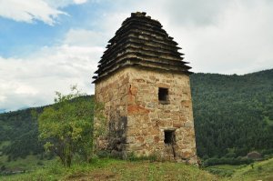 Вот солнечные могильники в Ингушетии, чем то похожи. В таких камерах трупы постепенно превращались в мумии. Во время эпидемий туда уходили умирать зараженные, чтобы не заразить других, а родственники им подавали еду и питье через окошко, пока человек не умирал, или не выздоравливал. В горах Ингушетии их очень много, во многих даже кости сохранились. В одном могильнике до недавнего времени лежали останки женщины с ребенком на руках. Я думаю это все же погребальные камеры