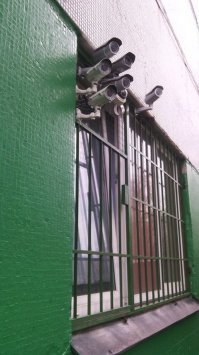 Похоже,напротив живёт красивая девушка,любящая ходить по дому голышом