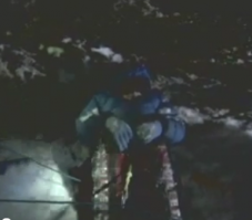 "По словам самих ребят, если бы они увидели замерзающего человека, то вряд ли остановились бы. "

Собственно, вся суть засранцев, причем это характерно не только для Эвереста. Группы продолжают движение вверх мимо умирающих.

Как я уже ответил ниже, размен идет не твоя жизнь на чужую, а продолжение твоего восхождения на чужую жизнь. 

Т.е. люди ПРОДОЛЖАЮТ идти группой вверх мимо умирающего, хотя у них вполне хватит ресурсов, воздуха и т.д., что бы прервать восхождение и вернуться вниз, спасая встреченного. 

Мимо Девида Шарпа прошло больше 40 альпинистов, а сьемочная группа Discovery даже пришла взять интервью (с оборудованием и т.д.). После чего забрали оборудование, оставили ему немного кислорода и бросили там умирать.

Американский подход, вбитый поколениями, "Прежде чем спасать других, убедись, что ты в безопасности. Оставь спасение спасателям." Я не фанат СССР, но воспитание было другое, хер бы бросили умирающего, тащили бы всей толпой. Все меняется.

P.S. Я жил и в СССР и в США, я знаю о чем пишу и могу сравнивать. Эта часть мне больше нравилась в СССР.