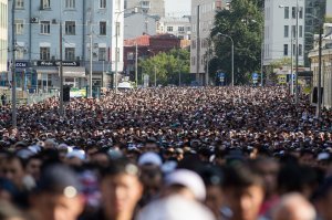 В настоящее время в Германии насчитается около 240 классических мечетей с куполом и минаретами, а молельных домов - более двух с половиной тысяч. 
Рамадан в Германии и в России. Что там у хохлов? Запад загнивает?