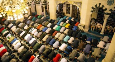 В настоящее время в Германии насчитается около 240 классических мечетей с куполом и минаретами, а молельных домов - более двух с половиной тысяч. 
Рамадан в Германии и в России. Что там у хохлов? Запад загнивает?