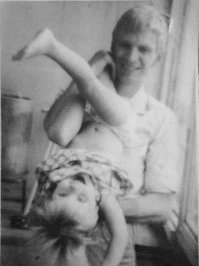 Плюсую... цветные фотки - я с приёмной дочкой.. правда, развелись, и теперь она живёт с моей бывшей женой, её матерью, но я до сих пор её дочкой зову.. ч/б фотки -  я с родной дочкой, и с самого рождения мы с ней лучшие друзья, сейчас она уже взрослая, замужем.. 
 и третья - тоже приёмная, и тоже с матерью живёт, иногда в гости приезжает, тоже до сих пор дочкой считаю, а она меня папой зовёт..
 не понимаю, как можно детей обижать..