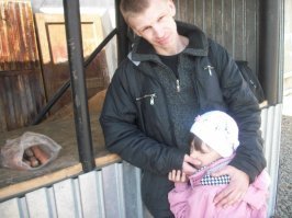 Плюсую... цветные фотки - я с приёмной дочкой.. правда, развелись, и теперь она живёт с моей бывшей женой, её матерью, но я до сих пор её дочкой зову.. ч/б фотки -  я с родной дочкой, и с самого рождения мы с ней лучшие друзья, сейчас она уже взрослая, замужем.. 
 и третья - тоже приёмная, и тоже с матерью живёт, иногда в гости приезжает, тоже до сих пор дочкой считаю, а она меня папой зовёт..
 не понимаю, как можно детей обижать..