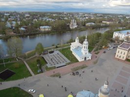 Кстати вот это выражение :"Беда российских городков - крупные промышленные предприятия, из-за чего ожидаемо страдает экологическая обстановка" - к Вологде не относится, т.к. в городе и так было не много промпредприятий, а сейчас и подавно. Реально работают только два ПЗ-23 и ВОМЗ. На фотографии из поста трубы ВОМЗ, но дымят они по моему только в отопительный сезон. Котельная ВОМЗ отапливает близлежащие дома. Так что смога в Вологде не бывает.
Оставлю свои фотки. На последней горка установленная в центре города на Масленицу.