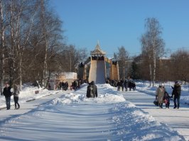 Кстати вот это выражение :"Беда российских городков - крупные промышленные предприятия, из-за чего ожидаемо страдает экологическая обстановка" - к Вологде не относится, т.к. в городе и так было не много промпредприятий, а сейчас и подавно. Реально работают только два ПЗ-23 и ВОМЗ. На фотографии из поста трубы ВОМЗ, но дымят они по моему только в отопительный сезон. Котельная ВОМЗ отапливает близлежащие дома. Так что смога в Вологде не бывает.
Оставлю свои фотки. На последней горка установленная в центре города на Масленицу.