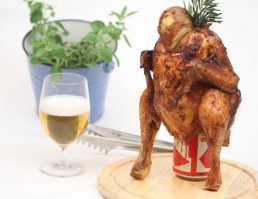 слишком замороченно.
простой рецепт:
курицу не разрезаешь.
обмазал как в посте солью и что там есть.
сажаешь на бутылку/банку пива и ставишь в духовку.
делаешь как в посте соус(если надо по грузински).

снаружи хрустящая, от пива внутри нежная.
накосячить при готовке ну очень сложно!!!
время зависит от размера курицы и температуры печи.
как цвет нравится - доставай.
всё.

никаких каструль-мастрюль не надо