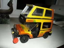 Я конечно же мечтал о железной дороге в детстве. Т. к. видал у знакомых такие наборы. Но однажды, батя нам с братом купил по машинке, точнее по целому набору. Кроме кемпинг автомобиля, который разбирался, двери открывались, капот, окна, даже в джип без верха можно было делать. 
Короче в наборе были по два человечка (по типу Лего только больше), в касках, типо шахтёров. Руки и ноги у них в суставах двигались, каски снимались, головы поворачивались. В руки им можно было вставлять разные вещи из набора, лопаты, кирки и т. д.
Также там были стол, стулья и ещё чего-то, уже не помню всего.
Стоил один такой набор вроде 25 рублей, батя их нам с братом два купил.
Потом помнится один батин друг к нам в гости пришёл, увидел эти машины и просил отца как-нибудь ему одну машинку для своего сына отмутить. Отец сказал, разговаривай с пацанами сам. Он к нам с просьбами-мольбами, мол что хотите за набор. А мы тогда деньги царские и других стран собирали с братом. И он нам принёс пачку мы и навыбирали что понравилось.
Время: конец 80-х
Фото похожей нашёл, но без остальных принадлежностей и раскраска не та. 
P. S. да, была лебёдка и двери закрывались специальной резинкой-ремнём, которая натягивалась от одного конца проёма, до другого.