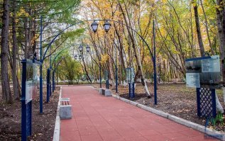 Стоит, играет, вокруг сквер. Часть ответа посмотрите ниже. Вот еще фото
