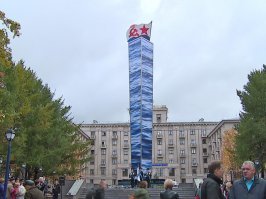 Давно уже снова поет. В сентябре 2016 отремонтировали. 
После реконструкции открылся сквер у здания Тралфлота. По центру расположился мемориал  Рыбакам и кораблям тралового флота, погибшим в годы Великой Отечественной войны . В сквере установили более пятидесяти фонарей, освещение также предусмотрено для  поющей  стелы. По задумке авторов памятника, появившегося в 1975 году, стела символизирует столб морской воды, взметенный к небу взрывом бомбы. Внутри нее смонтировано световое и звуковое оборудование. Поверхность покрыта панно с изображением волн Баренцева моря, с определенным интервалом на экране будет отображаться взрыв бомбы в Кольском заливе. Внутри зеленой зоны появились пешеходные дорожки, вдоль которых размещены стенды с информацией о судах и заслуженных капитанах рыболовецкого флота. Площадь вымощена плитами, отделанными гранитной крошкой светло-серого и кирпично-красного цветов.
Получилось лучше, чем было.