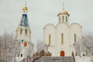 А рядом с маяком стоит вот такой Спас на Водах Спасо-Преображенский Морской Кафедральный Собор