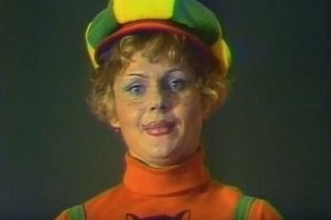 Слегка не в тему, но вот...
Ирина Асмус- Ириска из любимой малышами АБВГДейки, первая клоунесса Советского Союза разбилась упав из-под купола цирка.