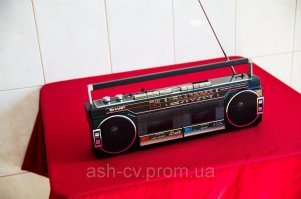 При СССР Кривой Рог снабжался не хуже Днепра только по бумажкам: Днепр себе "откусывал" самое вкусное. Для сравнения: у нас в магазинах всегда было мороженое только одного сорта - пломбир в стаканчике по 20 копеек. Фруктовое по 7 коп и кофейное по 15 коп было не всегда, нужно было "застать". А в Днепре, по крайней мере, эти три сорта были в продаже всегда. Колбасу копченую в Кривой Рог завозили намного реже, чем в магазины Днепра. Варенка - да, была практически всегда на прилавках. О! Вспомнил! Обычное пиво! "Ячменный колос" почти всегда был в продаже, вот только никто его не брал кроме совсем уж алкашей. А если привозили "Жигулёвское", то моментально образовывалась очередь. А про всякие "Рижские" мы в Кривом Роге и не мечтали... Молоко, сметана, масло всегда в продаже были, сахар тоже. Что еще вспомнить?..
Это я про 80-е говорю. Брежневский "застой" 70-х я плохо помню. И да, это всё про обычные магазины. Про ведомственное снабжение шахт, карьеров, ГОКов - отдельная песня. Там было реально всё: и холодильники, и телевизоры, и даже двухкассетники Шарп в конце 80-х завезли из Японии по бартеру... У нынешнего моего кума отец в шахте работал, купил. Эх, как я ему завидовал! Правда, мне вскоре тоже родители подогнали GoldStar...