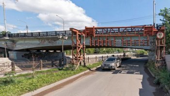 У нас в городе тоже есть нечто похожее, раньше тоже умники проскочить находились частенько, место узкое не развернуться. Поставили с обеих сторон вот такие конструкции, грузы висят свободно, качаются если авто перед заездом задевает за них, дальше не едут.
Почему бы так не сделать тоже.