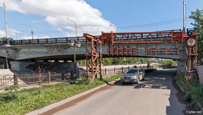 У нас в городе тоже есть нечто похожее, раньше тоже умники проскочить находились частенько, место узкое не развернуться. Поставили с обеих сторон вот такие конструкции, грузы висят свободно, качаются если авто перед заездом задевает за них, дальше не едут.
Почему бы так не сделать тоже.