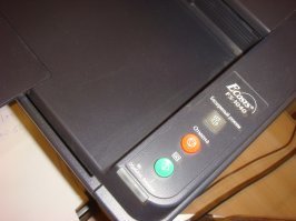 Нормальные у них принтеры!Вот такой у меня на работе и дома.Раз вогд заправляю дома,два раза на работе.Не разу не "пикнули".Выносливые шо пипец.Тот что на работе - вообще удивляет,я его уже мысленно "похоронил",а он всё равно работает и работает.И стоит всего 65$.А сам брэнд  Киосера - является авторитетнейшим и старейшим производителем всякой электроники,штука в том,что в основном они делают для "себя"для Японии,поэтому её и плохо знают у нас.А чистая прибыль,к примеру,за прошлый год - чуть меньше миллиарда долларов(эта ЧИСТАЯ прибыль!),при годовом обороте 12 миллиардов долларов.
