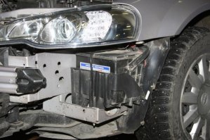 я так понимаю познания автора сугубо теоретические? 
вот вам, автор, фото. и расскажите мне как вывернув колесо вы снимите аккумулятор. 
не снимая колеса можно было только долезть до клемм. да и то если нет подкрылка. а ездить без подкрылков с таким расположением аккумулятора, это мягко говоря недальновидно...