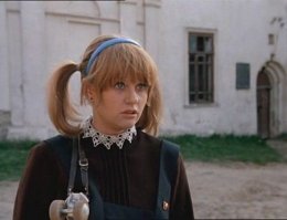 Ирина Вадимовна правильно переживала. В роли 18-летней девочки она смотрится как минимум нелепо. Там, где по сценарию должен проступить возраст, всё смотрится уныло и натянуто. В школьной форме она выглядит как актриса известных фильмов...