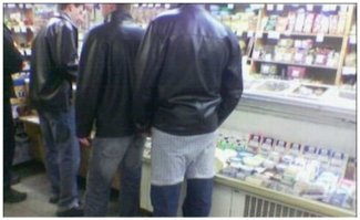 Так это ж костюм супермэна. У того тоже трусы поверх штанов...