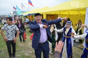 некоторые фото просто не понятны, да и вообще о чем пост? кто-то хочет что-то сказать? если уже говорить то грекам, вот коренное население Крыма, да и приставка крымские, зацепилась с легкой руки Катерины 2-ой, т.к. этот этнос ассимилированные турки с местными евреями, караимами и крымчаками, а Катька, Потемкину так и сказала, смотри на наших казанских татар похожи, пусть будут крымскими, да и на вот этой фотке чеченец, глава поселения, Катаев Сайд-Хасан Магомедович