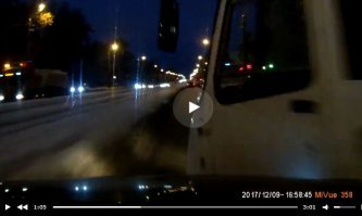 Он по ходу на габаритах ехал.
Понты или чем обусловлено не включение ближнего, или нищеброд не может лампочки купить.