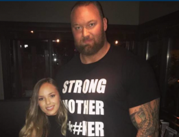 А вы заметили, что у него на футболке написано, (strong motherfucker) "сильный мамо.ёб" ?