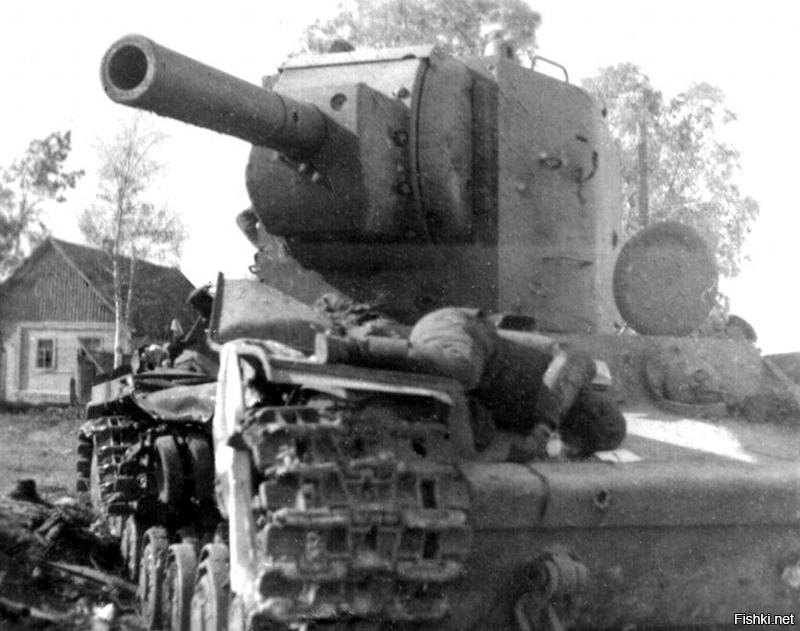 На фото танк КВ-2 из состава 6-го танкового полка 3-й танковой дивизии 1-го механизированного корпуса, подбитый в бою за город Остров 5 июля 1941 года. На броне следы от многочисленных попаданий, правый борт разворочен крупнокалиберным снарядом, ствол орудия пробит. 
Серийный номер машины Б-4754. В сохранившихся актах на списание о танке КВ-2  4754 говорилось следующее:  Танк был подбит   перебита гусеница, которая свалилась. Снарядом пробита боковая бронь трансмиссии и повреждены тяги управления и бортовые фрикционы, движение танка было невозможно. Так как подбитые и горевшие танки забили проездную часть моста, отход был невозможен ввиду подбитого управления танка и свалившийся гусеницы, и танку не было возможности развернуться. Командир батальона дал приказание выйти из танка, а сам остался в машине для выведения танка из строя. Дальнейшая судьба капитана Русанова до сих пор не известна, остальной экипаж вернулся в часть. Поле боя немедленно было занято противником и эвакуация оставшейся машины с поля боя стала невозможна. 
По данным ОБД  Мемориал , капитан Иван Иванович Русанов из 6-го танкового полка погиб 5 июля 1941 года. С большой долей вероятности погибший танкист на броне танка и есть И.И. Русанов.

Экипаж:
  командир машины капитан Русанов;
  механик-водитель Живоглядов;
  командир орудия Осипов;
  радист Волчков;
  Заряжающий Ханцевич.
С 1 июля 1941 года 3-я танковая дивизия 1-го механизированного корпуса (до расформирования корпуса 17.08.1941) вела бой за город Остров Псковской области. 
Советский танк в этом бою (по немецким данным) уничтожил 1 немецкий танк, и 1 танк сильно повредил, уничтожил 1 грузовики еще 1 противотанковую пушку.  Капитан Русанов остался что бы подорвать подбитую машину  и скорее всего был убит( на другом фото есть тело погибшего танкиста на броне).