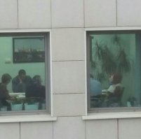 Сколько раз видел в разных подборках это фото, всё никак в толк не возьму, что там не так?