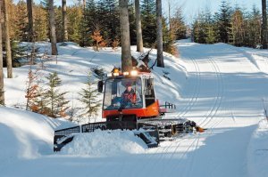 Вероятнее - "Следы на снегу ДЛЯ лыжников"